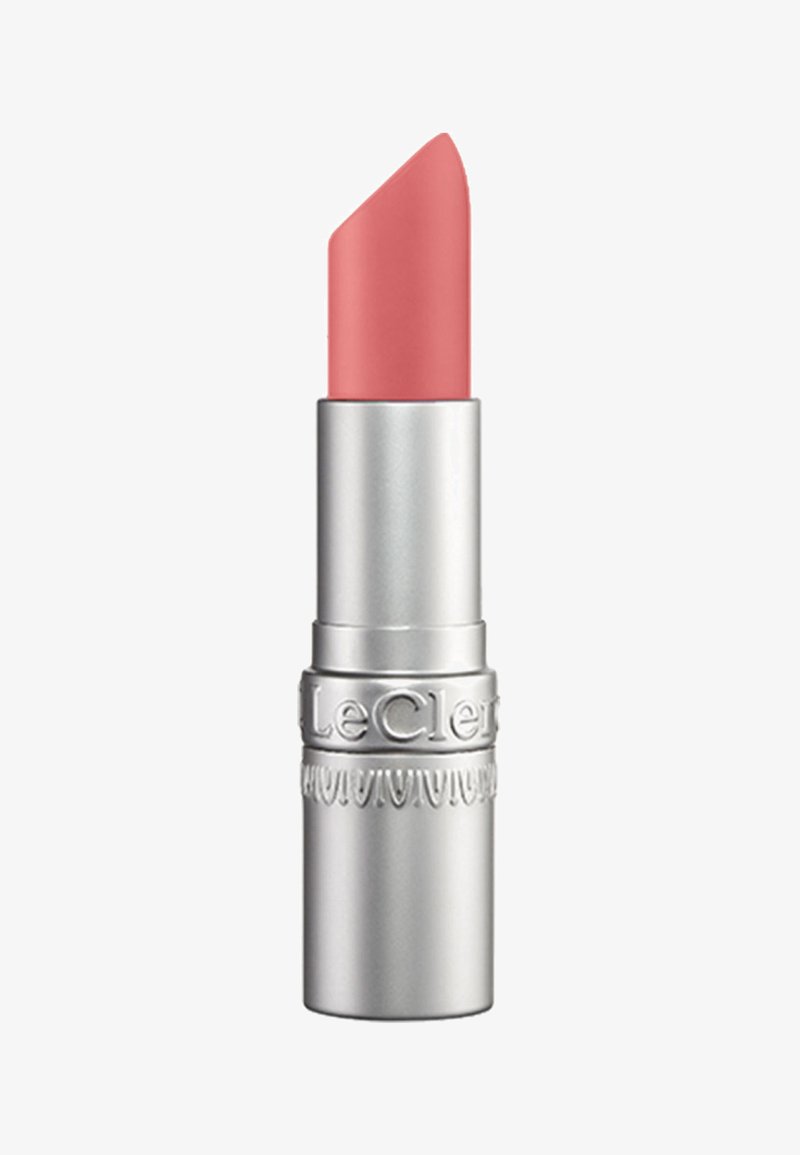 Lipstick in einer eleganten silbernen Tube. Der Lippenstift hat einen sanften Rosaton mit einer glatten Textur und trägt den eingravierten Markennamen "LeClerc" auf dem Deckel.
