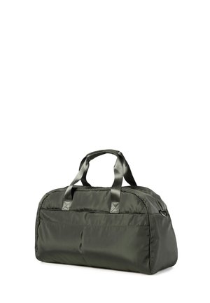 Mørkegrøn duffel taske med to korte håndtag, frontlomme og lynlås på hvid baggrund.