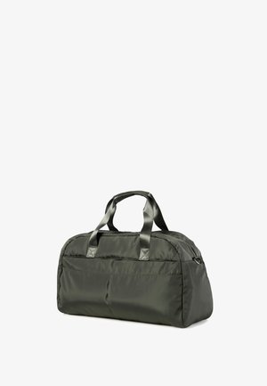 Dunkelgrüne Duffeltasche mit zwei kurzen Griffen, Vordertasche und Reißverschluss vor weißem Hintergrund.