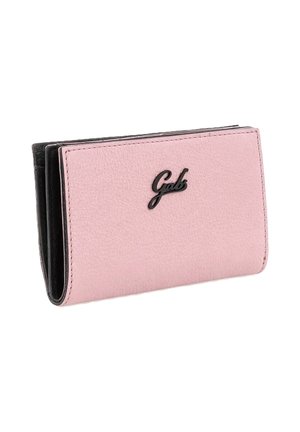 Portafoglio compatto in pelle rosa con interno nero e logo "Gabs" nero sul davanti, mostrato piegato a un leggero angolo.