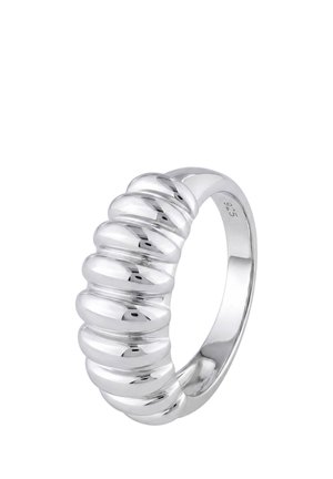 Silberner Bandring mit erhöhtem, gebogenem, segmentiertem Design und einem glatten Innenring mit der Markierung 925 für Sterlingsilber.
