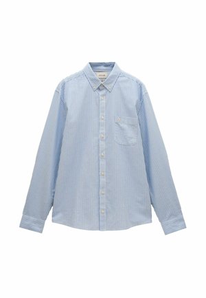 Hellblau-weiß gestreiftes Langarm-Hemd mit Knöpfen, einer Brusttasche und einem Kentkragen, flach auf weißem Hintergrund liegend.