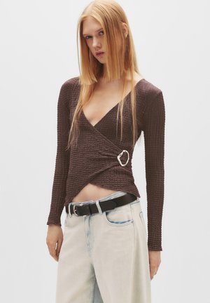 CROSSOVER CREPE WITH BUCKLE - Langærmet T-shirt - brown