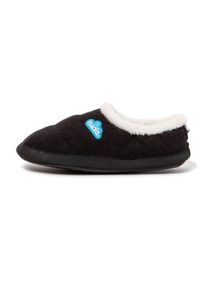 Zapatilla negra sin cordones con forro blanco esponjoso y logo azul con forma de nube en el lateral, aislada sobre fondo blanco.