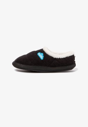 Zapatilla negra sin cordones con forro blanco esponjoso y logo azul con forma de nube en el lateral, aislada sobre fondo blanco.