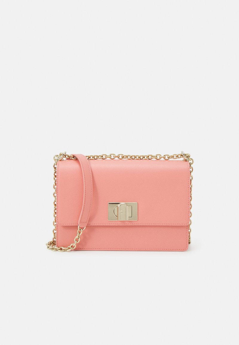 Borsa in pelle rosa con tracolla in catena dorata e chiusura rettangolare in oro, esposta su uno sfondo bianco.