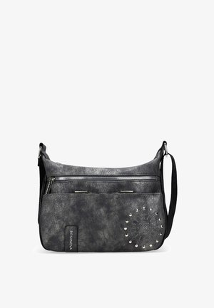 Bolso sintético gris con una correa para el hombro, que presenta un bolsillo frontal con cremallera, un patrón circular con tachuelas y un logo en relieve.