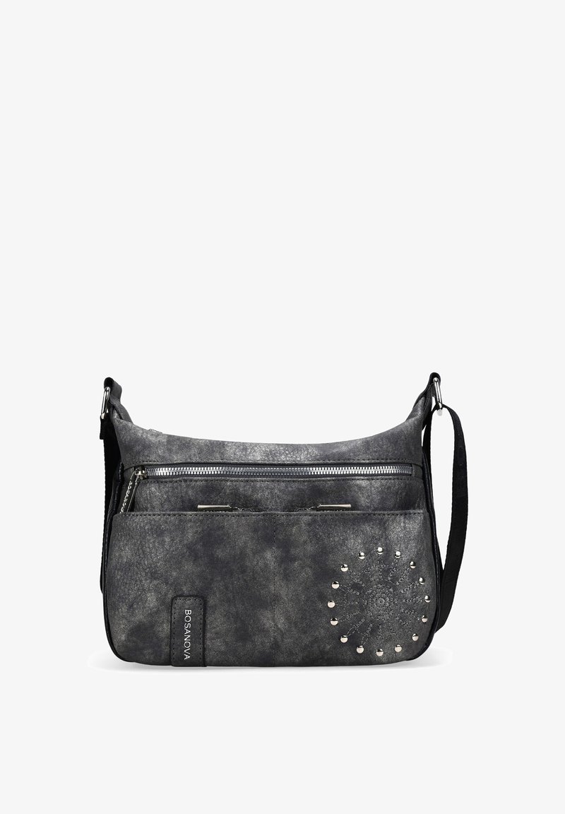 Bolso sintético gris con una correa para el hombro, que presenta un bolsillo frontal con cremallera, un patrón circular con tachuelas y un logo en relieve.