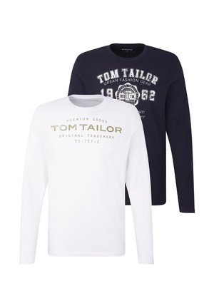 Dva trička s dlouhým rukávem: jedno bílé se zeleným textem, druhé tmavě modré s bílými motivy. Obě mají kulatý výstřih a měkkou látku.