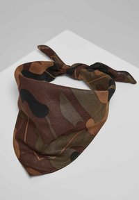 Rjavo in zeleno kamuflažno vzorčasta tkanina bandana, zložena in privezana na beli površini.