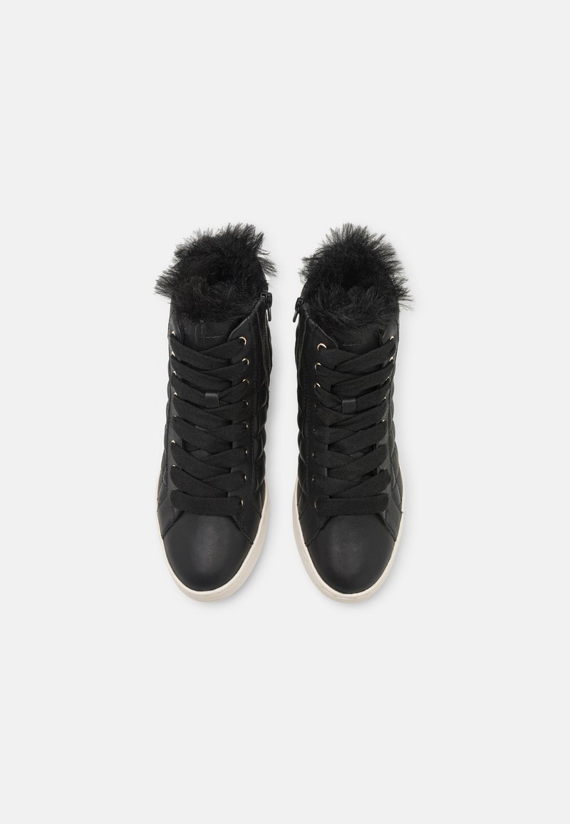 Zwarte high-top sneakers met een textuurleer body, een met bont gevoerde kraag, zwarte veters en contrasterende witte rubberen zolen. Gouden hardware accenten.