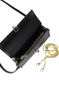 Borsa in pelle nera con zip e hardware dorati. Presenta più scomparti e una tracolla in catena dorata removibile. Texture liscia, design minimalista.