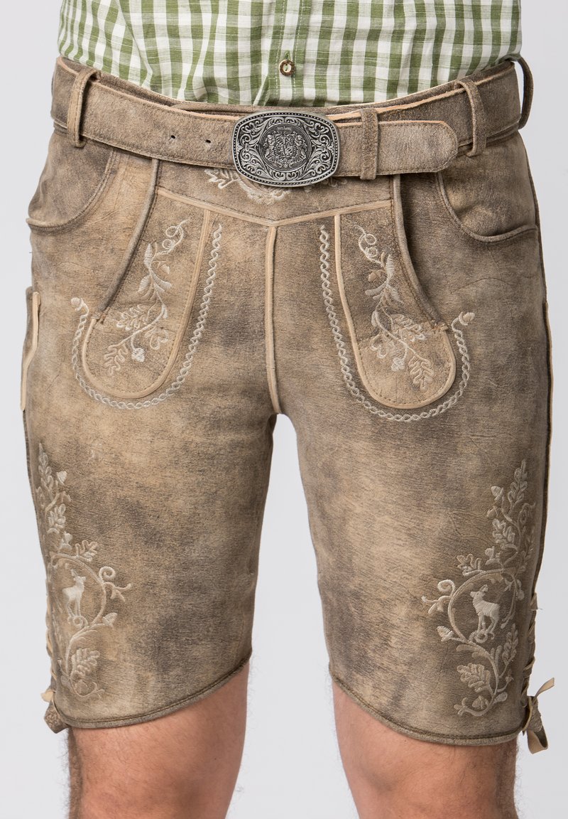Bruine leren shorts met geborduurde bloemmotieven, decoratieve stiksels, zijzakken en een zilveren decoratieve riemgesp.