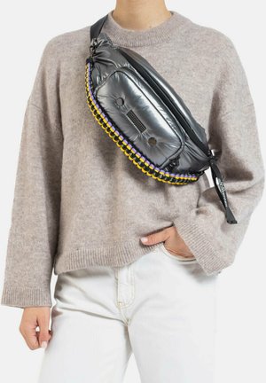 Grijze gewatteerde crossbody tas met een ritsvak, voorzien van een kleurrijke gevlochten rand in geel en paars, en een verstelbare zwarte schouderband.