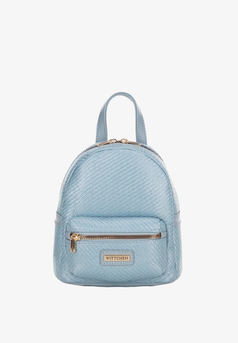 Jasnoniebieski plecak o fakturowanej powierzchni, wykonany z materiału syntetycznego, o zaokrąglonym kształcie, z górnym uchwytem oraz przednią kieszenią na zamek błyskawiczny z złotymi akcentami.