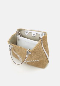 Vävd halmhandväska i beige med vitt logotyp, med en strukturerad yta, silverfärgad hardware och en krämfärgad innerpåse.