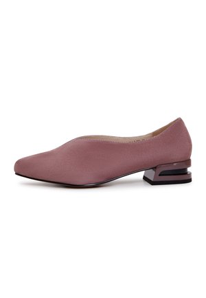 Zapato bajo de ante color rosa con punta afilada, que presenta un tacón cuadrado con un acento negro contrastante y una textura suave.