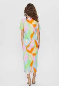 Rochie midi colorată, cu un model geometric, dintr-un material moale și elastic. Prezintă mâneci scurte, un guler înalt și o croială lejeră.