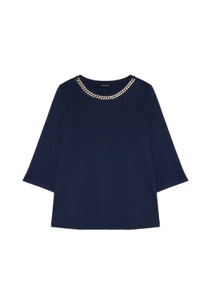 Camiseta de manga larga azul marino con escote redondo y un detalle decorativo de cadena dorada a lo largo del cuello.