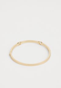 Bracciale con chiusura a morsetto in oro lucido, con finitura liscia, forma ovale e chiusura a cerniera nascosta su sfondo bianco.