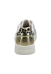 Weißer Sneaker mit dicker Sohle, metallisch goldenem Fersenbereich und Leoprint-Detail am Kragen, von hinten gezeigt.