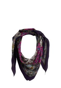 Pañuelo de seda con un patrón de paisley en púrpura, magenta, verde azulado y blanco, doblado en forma triangular con extremos sueltos colgando.