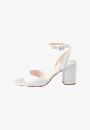 Sandali bianchi con tacco, caratterizzati da una larga fascia anteriore, una cinghia alla caviglia con fibbia e un tacco quadrato. Texture liscia con un finish lucido.