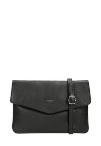 Černá kožená crossbody taška s texturovaným povrchem, klopovým uzávěrem a nastavitelním popruhem. Na přední straně se nachází nenápadné logo.