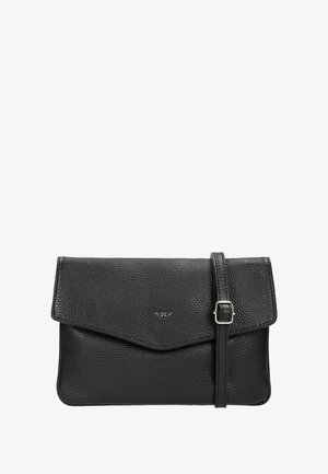 Czarna skórzana torba na ramię z teksturowanym wykończeniem, z klapką i regulowanym paskiem. Posiada subtelne logo z przodu.