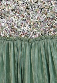Šaty s flitry s lesklým, vícebarevným horním dílem s duhovými kulatými flitry. Sukně je nařasená, vyrobená z plisované zelené látky.