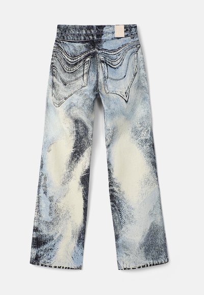 Jeans de mezclilla con un diseño de pierna ancha. Azul claro con patrones abstractos en azul oscuro. Con dos bolsillos traseros y un dobladillo deshilachado.