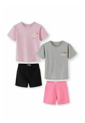Dwie koszulki z krótkim rękawem, różowa z napisem „Enjoy summer”, szara z napisem „Ibiza vibe Paradise”, w zestawie z czarnymi i różowymi szortami.