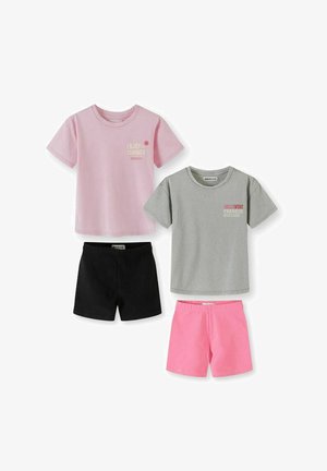 To T-shirts med korte ærmer, en pink med teksten "Enjoy summer" og en grå med teksten "Ibiza vibe Paradise", kombineret med sorte og pink shorts.