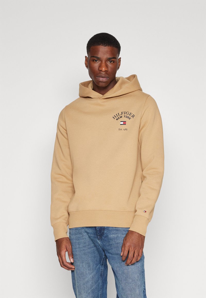 Tommy Hilfiger ARCHED VARSITY HOODY - Sweatshirt - classic khaki/beige ...