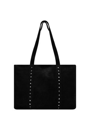 Bolso tote de ante negro con dos asas largas, que presenta filas verticales de tachuelas plateadas en el centro. Textura suave y forma rectangular.
