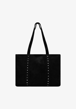 Bolso tote de ante negro con dos asas largas, que presenta filas verticales de tachuelas plateadas en el centro. Textura suave y forma rectangular.