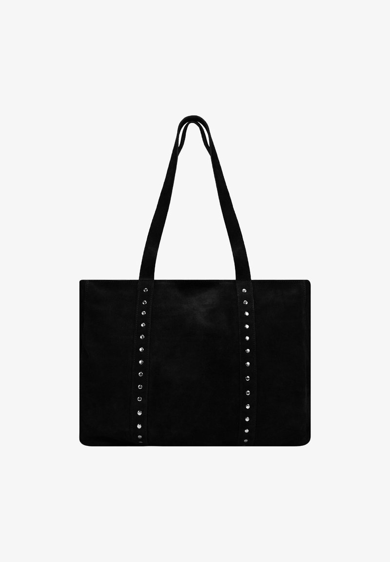 Bolso tote de ante negro con dos asas largas, que presenta filas verticales de tachuelas plateadas en el centro. Textura suave y forma rectangular.