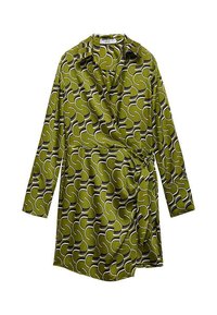 Grünes Wickelkleid mit langen Ärmeln. Es hat ein wellenförmiges Muster in Schwarz und Weiß, einen weichen Stoff und eine Bindeschließe in der Taille.