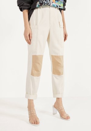 Bershka Pantalones - white