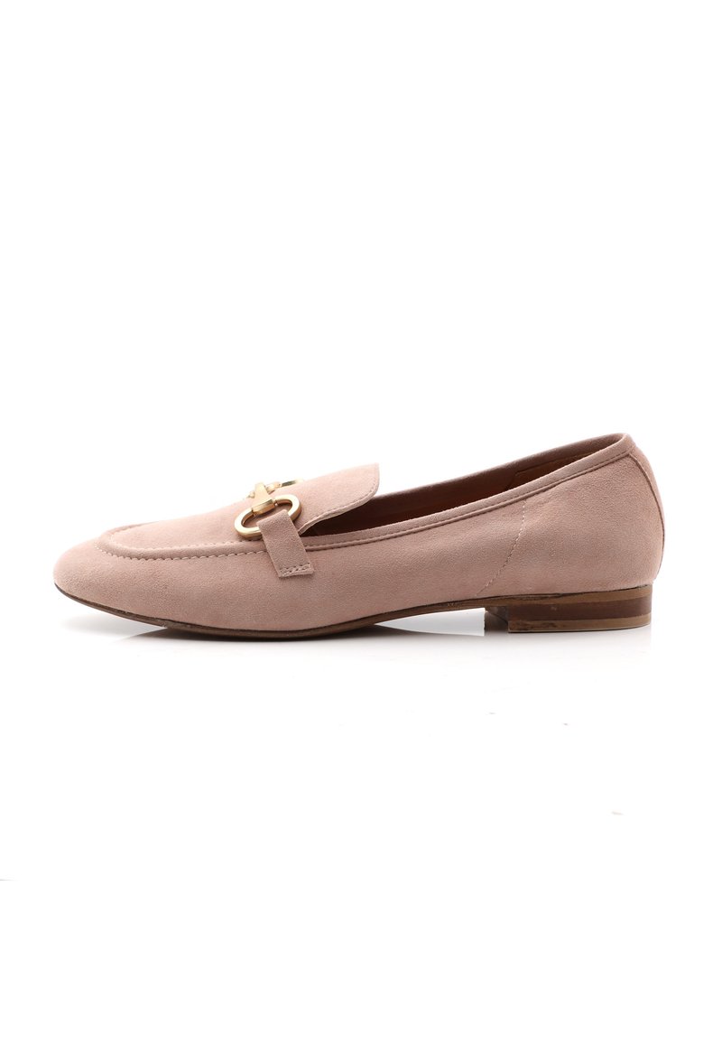 Mocassini in suede rosa pallido con tacco piatto, caratterizzati da un dettaglio in metallo dorato sulla parte superiore e cuciture lungo i bordi.