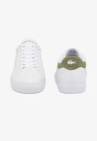 Sneakers in pelle bianca con chiusura con lacci, suola testurizzata e dettaglio sul tallone in suede verde con accento logo.
