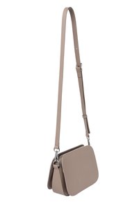 Borsa a tracolla in materiale liscio e morbido color beige. Presenta una forma rettangolare, tracolla regolabile e chiusura con cerniera con dettagli in metallo argentato.