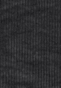 Strukturiertes Gewebe in Dunkelgrau mit vertikalen Rillenmustern, das eine weiche, flauschige Oberfläche mit leichten Schattierungsvariationen zeigt.