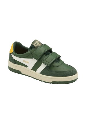 Baskets de sport vertes avec deux bandes Velcro, présentant un design à rayures blanches, des matériaux en daim texturé et en cuir, et un accent jaune au talon.