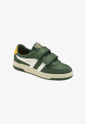 Groene sport sneakers met twee klittenbandsluitingen, voorzien van een ontwerp met witte strepen, gemaakt van tekstuur suède en leren materialen, en een gele hakaccent.