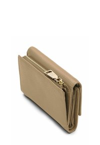 Portafoglio in pelle beige con una finitura testurizzata, dotato di zip e dettagli in oro. Ha un design pieghevole con più scomparti.