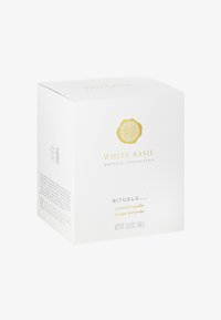 Hvit basilikum duftlys emballasje i en hvit boks, med et gullemblemt, minimalistisk design og preget tekst for merkedannelse.