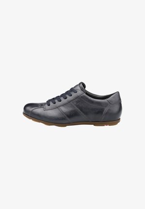 Marineblauer Ledersneaker mit rundem Zehenbereich, tonalem Nähen und strukturierten Akzenten. Verfügt über marineblaue Schnürsenkel und eine braune Gummisohle. Seitenbranding-Detail.