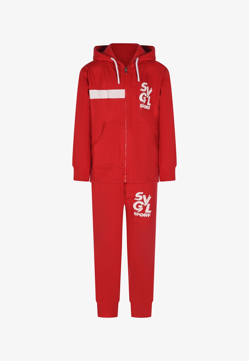 Rød hættejakke med lynlås og hvid stribe samt logo på brystet, parret med matchende bukser med logo-print og tætsiddende kanter.