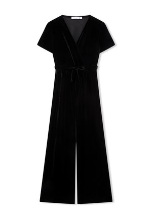 Jumpsuit in velluto nero con maniche corte, scollo avvolgente e dettagli con cintura legata. Presenta gambe larghe e una texture liscia e morbida.